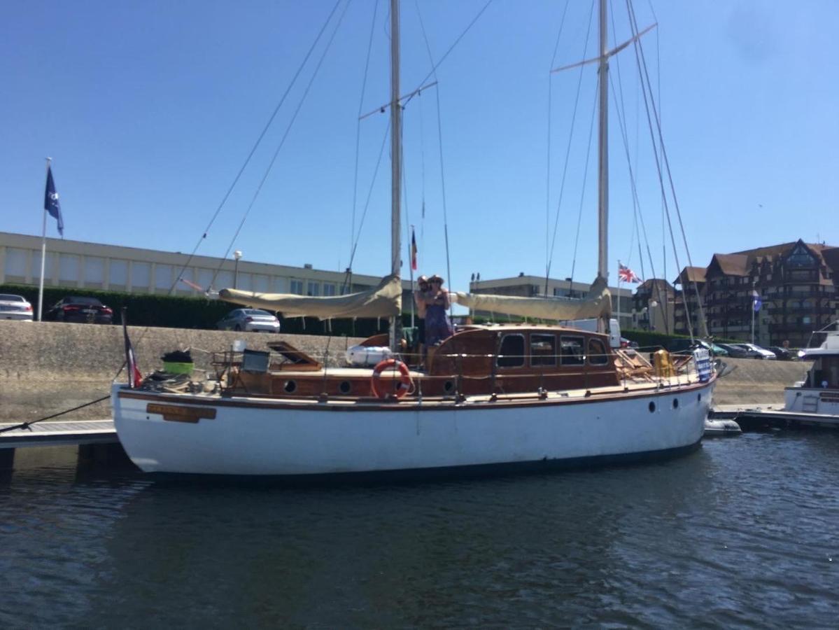 Port Deauville Yacht Vintage מראה חיצוני תמונה